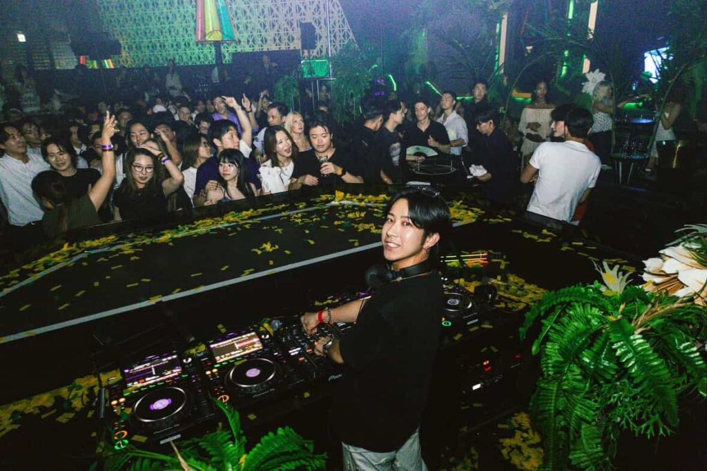 アメリカのコミュニティカレッジOCCから、テネシー州の4年生大学MTSUに編入をされた武内こうきさんがクラブでDJをしている写真