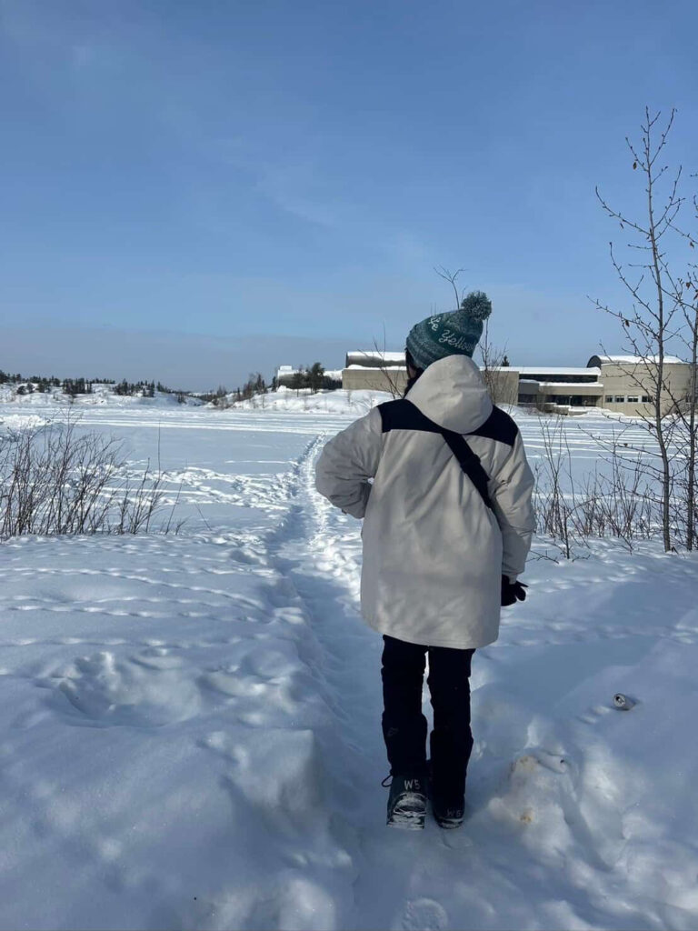 アメリカのケント州立大学に交換留学しているちさとさん、雪の中に立つ写真