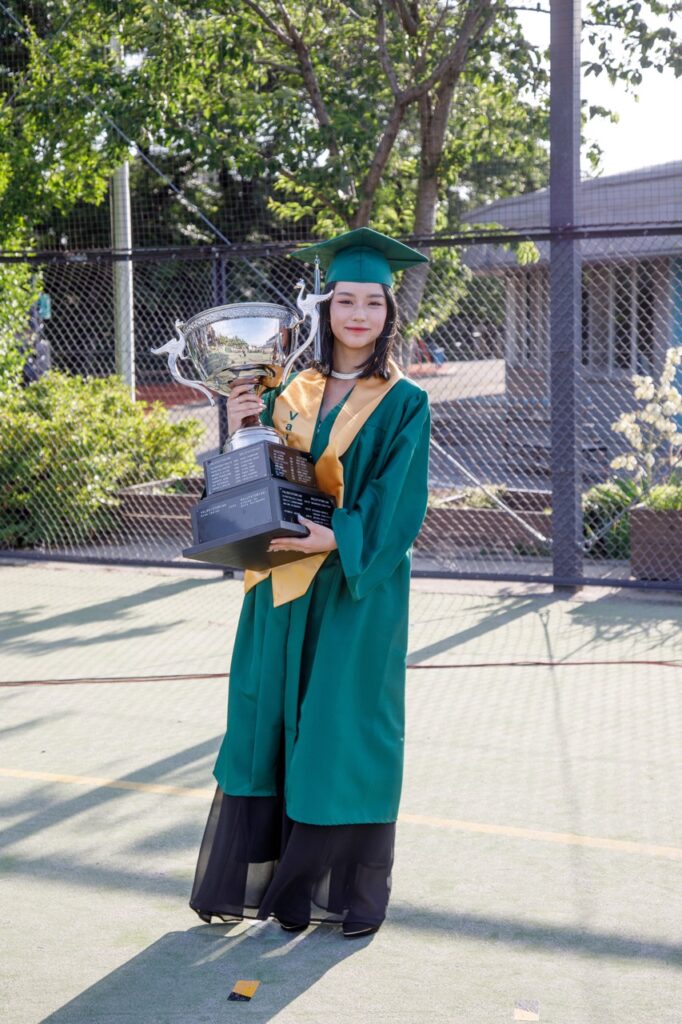 カナダのトロント大学へ正規留学されているりほさんが名古屋国際学園(NIS)を卒業する時の写真