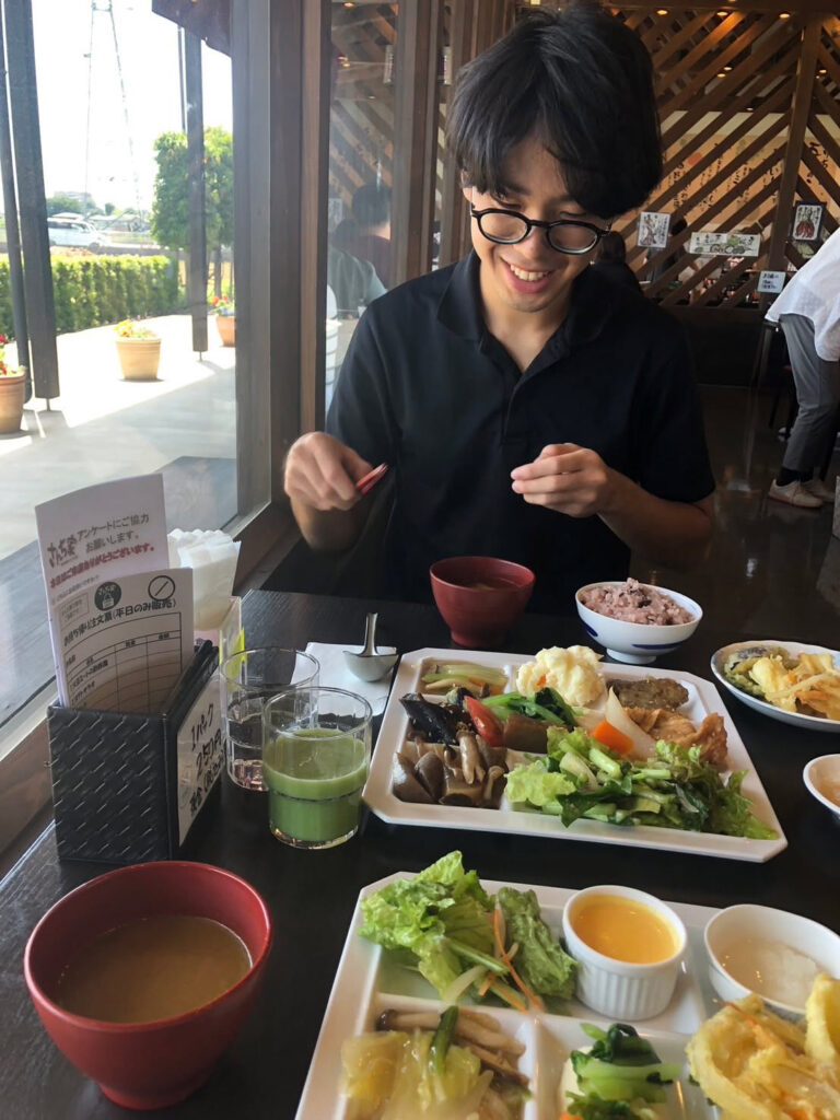 オーストラリアの名門校モナシュ大学マレーシア校に正規留学している大地さんが友人とご飯を食べているシーン