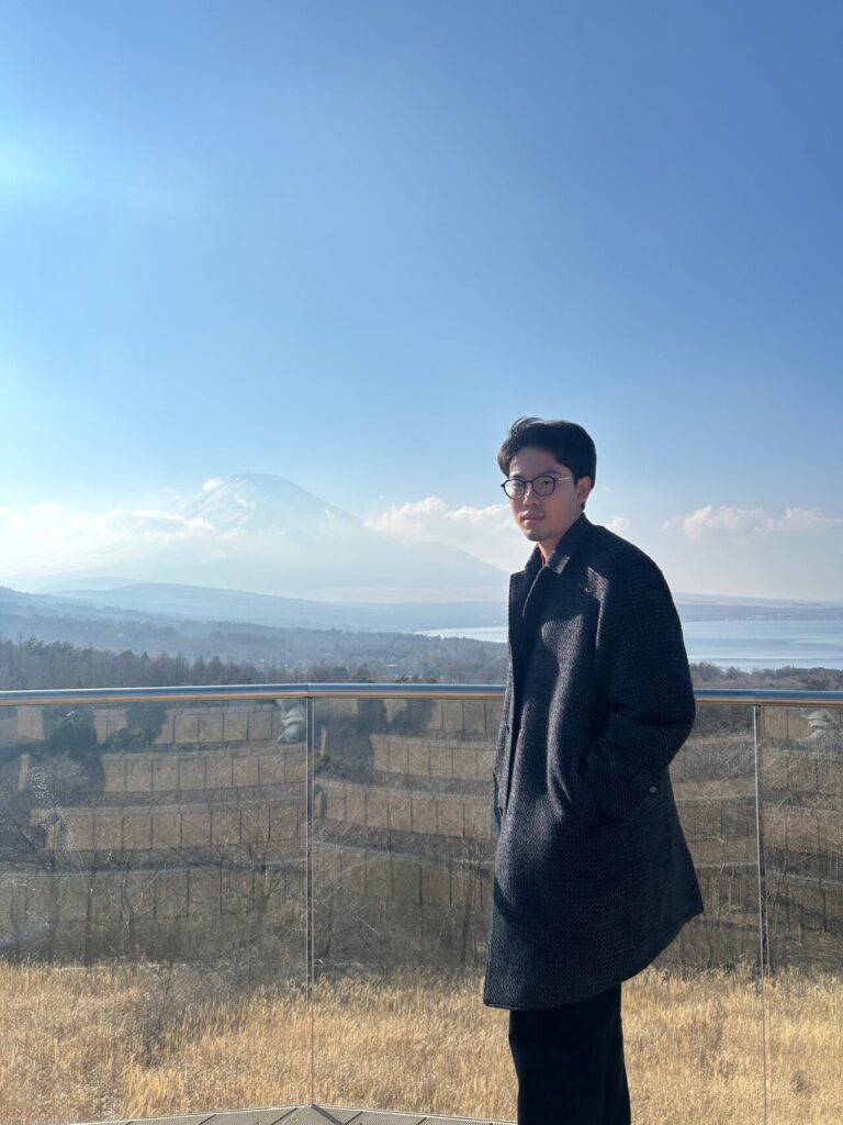 オーストラリアの名門校モナシュ大学マレーシア校に正規留学している大地さんが旅先で1人で映る写真