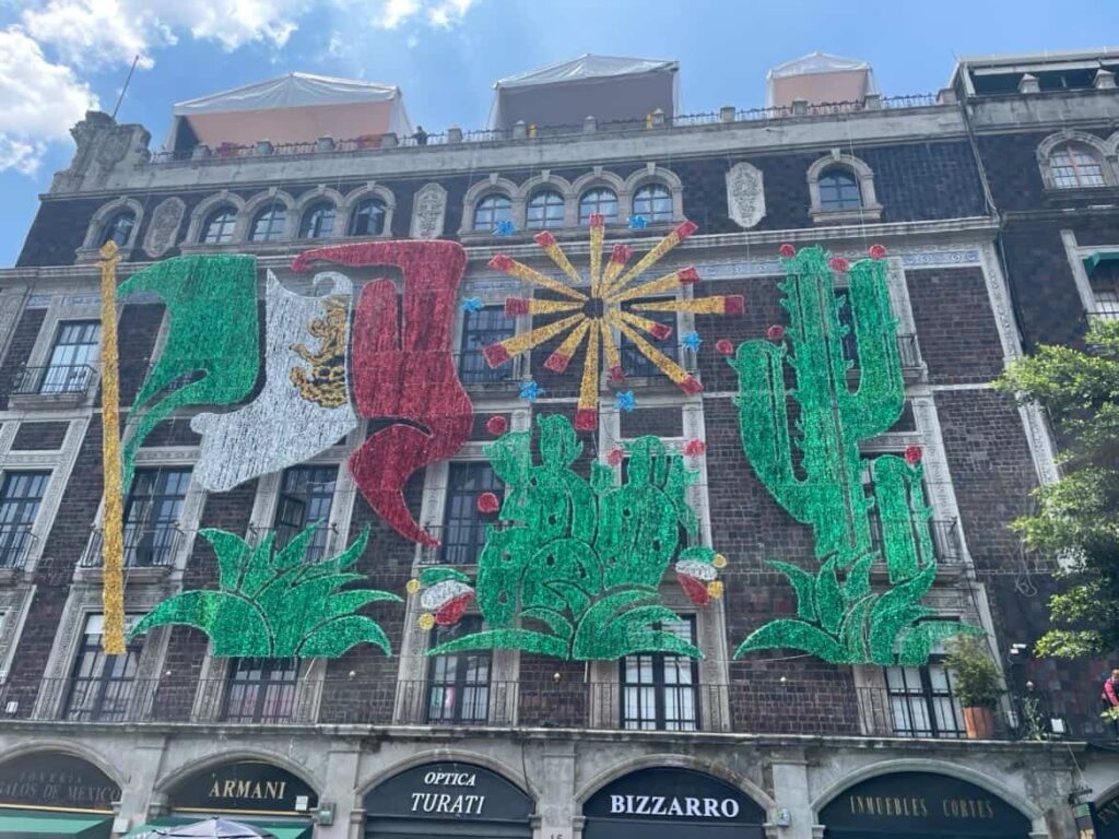 関西外国語大学からメキシコのUDLAPに交換留学されている陽向さんが、メキシコ国旗などが表現されている建物を撮影