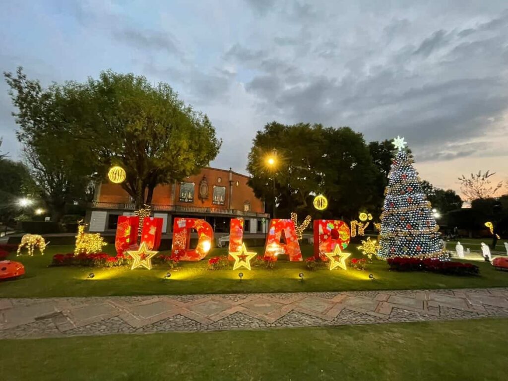 関西外国語大学からメキシコのUDLAPに交換留学されている陽向さんが撮影したUDLAPのクリスマスモニュメント