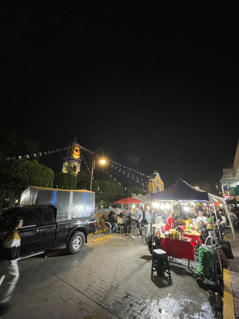 関西外国語大学からメキシコのUDLAPに交換留学されている陽向さんが撮影された夜の屋台風景