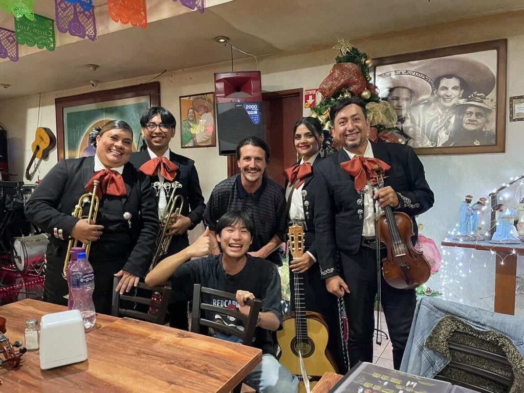 関西外国語大学からメキシコのUDLAPに交換留学されている陽向さんが演奏者たちと一緒に撮った写真