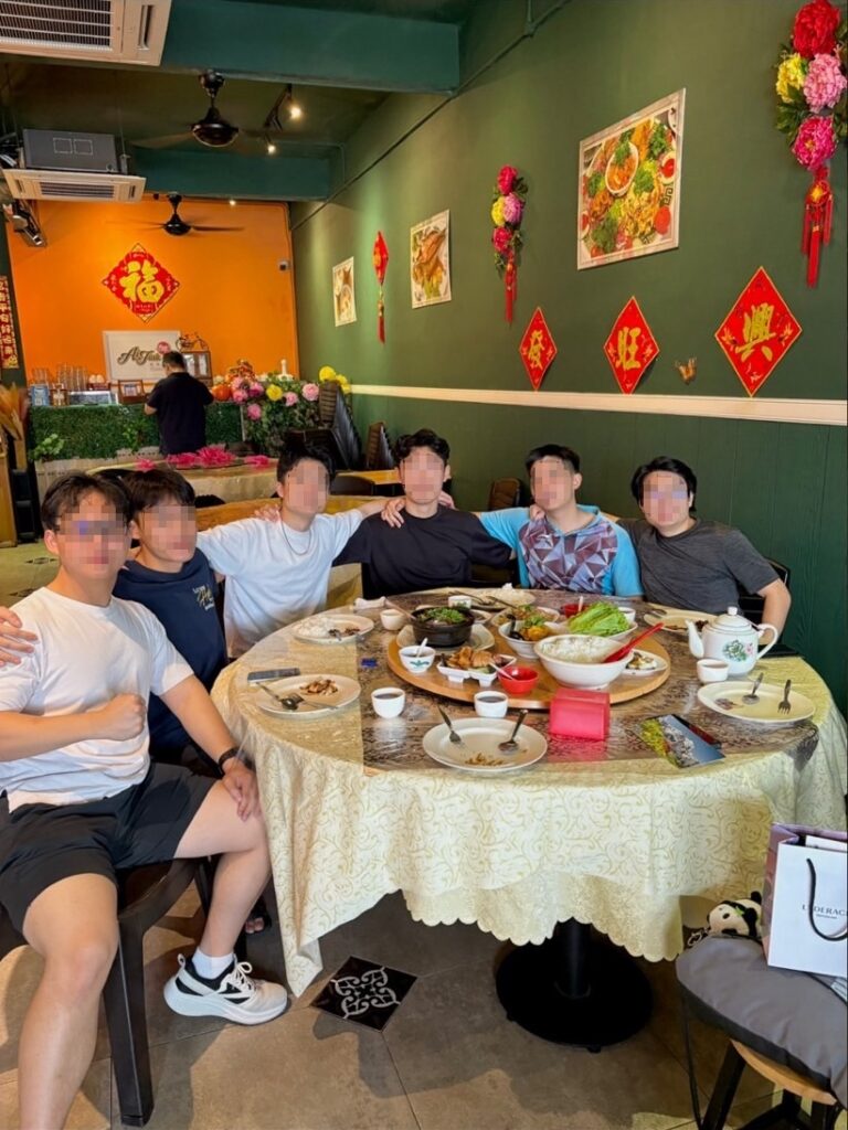 オーストラリアの名門モナシュ大学マレーシア校に正規留学されているかずきさんが友人たちと外食に行った時の写真