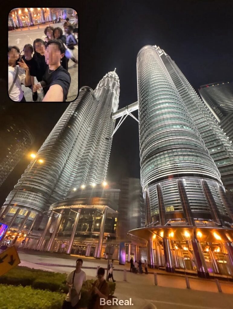 オーストラリアの名門モナシュ大学マレーシア校に正規留学されているかずきさんが友人たちとツインタワー前で撮影した写真