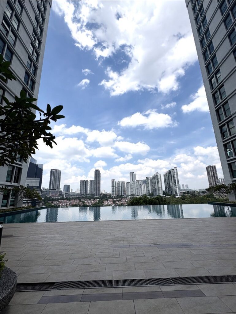 オーストラリアの名門モナシュ大学マレーシア校に正規留学されているかずきさんが住まわれている寮のプール写真