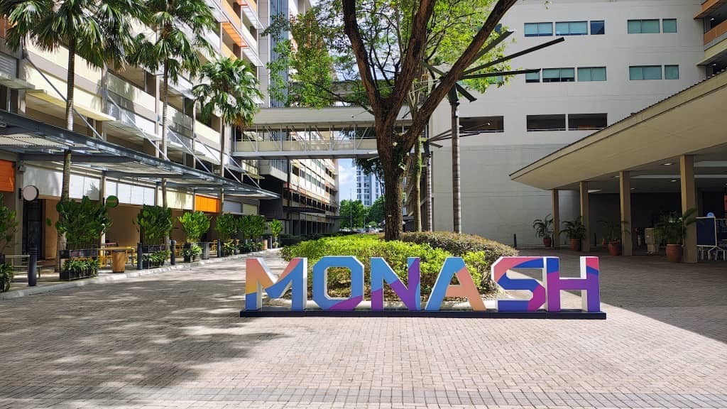 オーストラリアの名門モナシュ大学マレーシア校のモニュメント写真（Rayさん撮影）