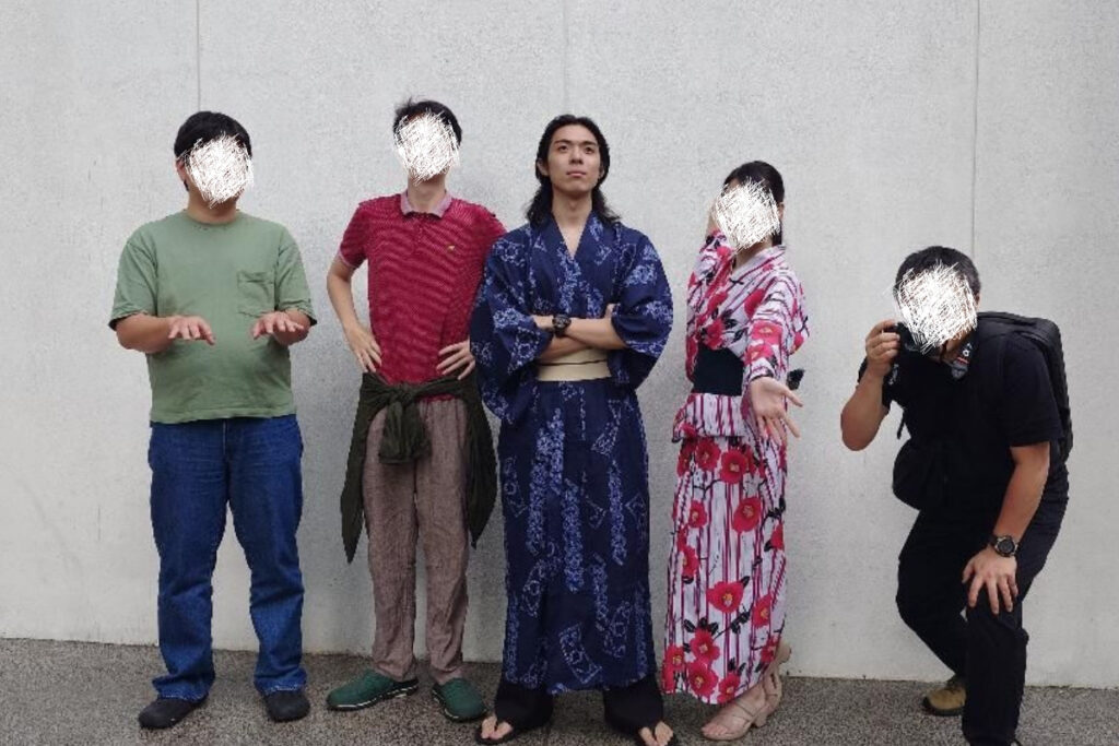 マレーシアAPU大学のR.M.さんが仲間とともに着物を着ている