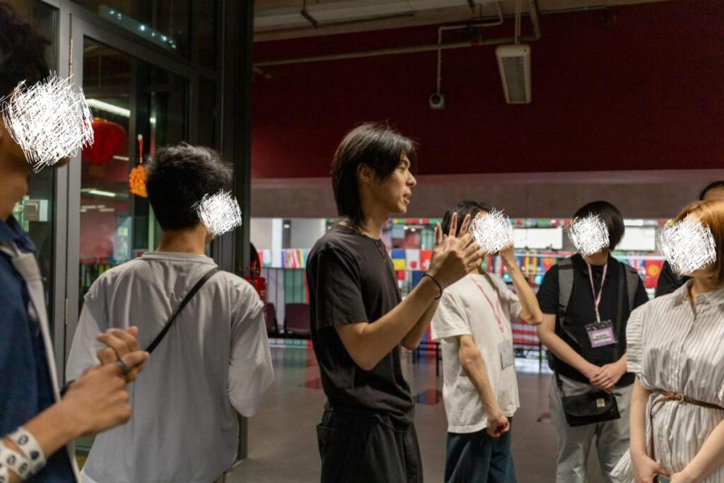 マレーシアAPU大学のR.M.さんがコミュニティ仲間と話している