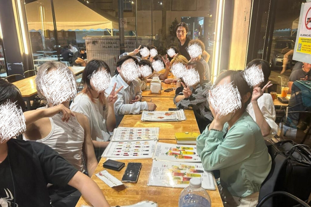 マレーシアのAPU大学に通うR.M.さんが仲間と一緒に映る写真