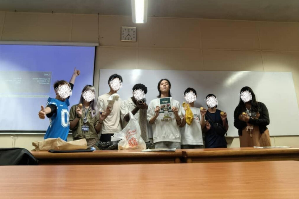 マレーシアのAPU大学に通うR.M.さんが仲間と一緒に映る写真