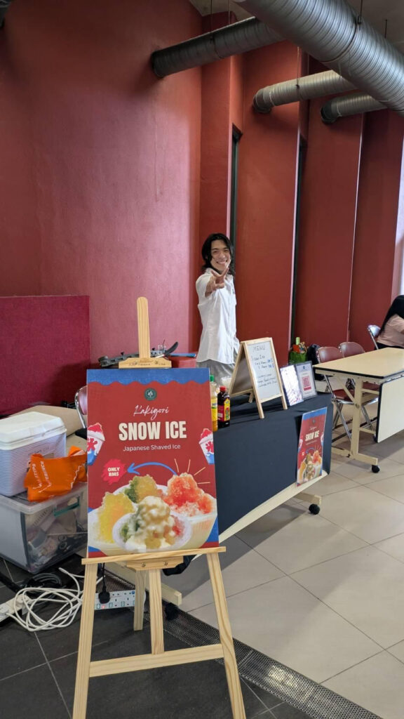 マレーシアのAPU大学に通うR.M.さんがブースで販売している写真