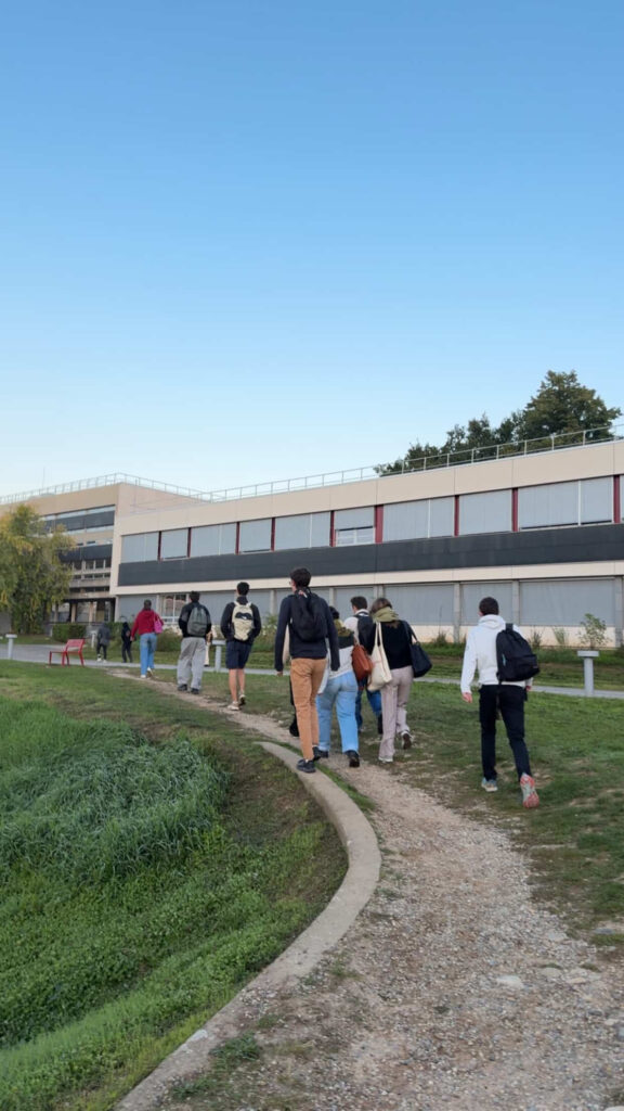 フランスのÉcole centrale de Lyonのキャンパスを歩く学生たち