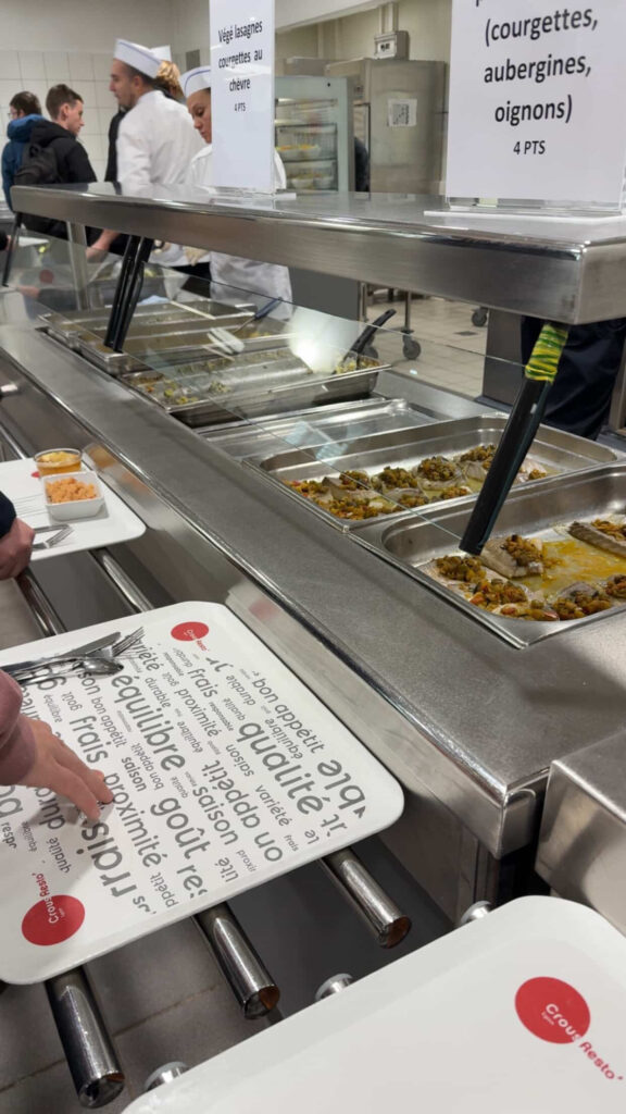 フランスのÉcole centrale de Lyonの食堂