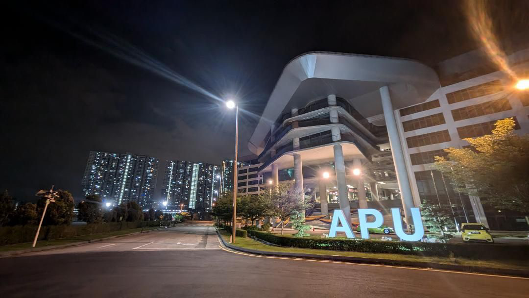 マレーシアのAPU大学に正規留学されているY.F.さんが撮影した夜のAPU大学外観