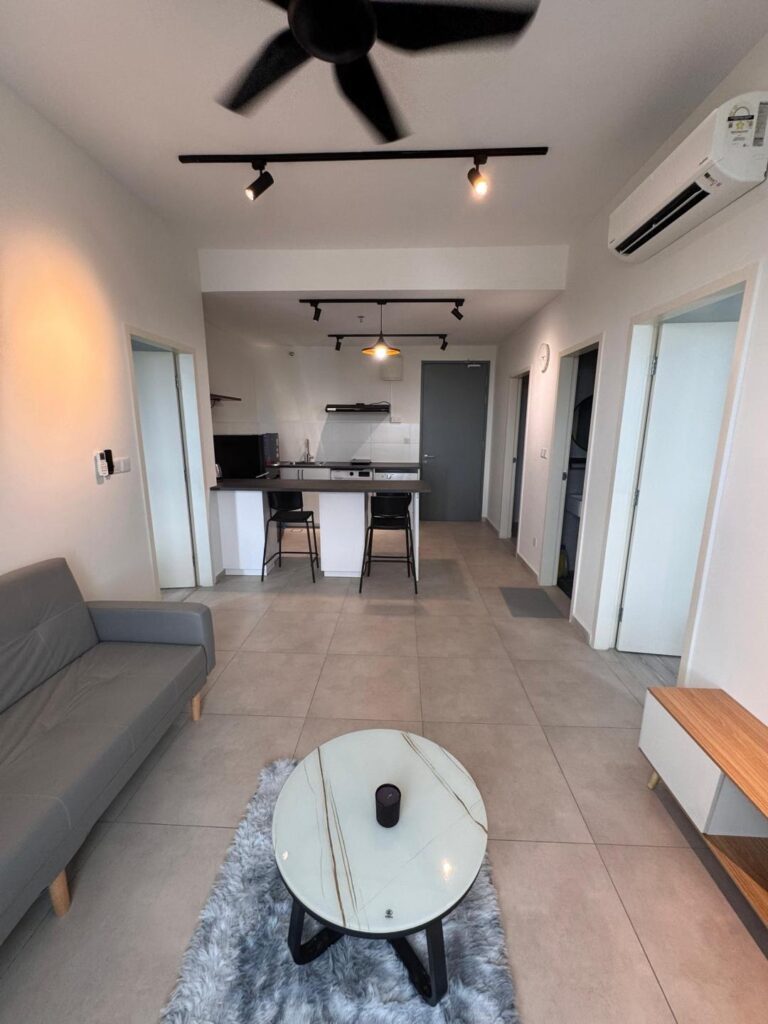 マレーシアのAPU大学に正規留学されているY.F.さんが撮影したコンドミニアムのリビングダイニング