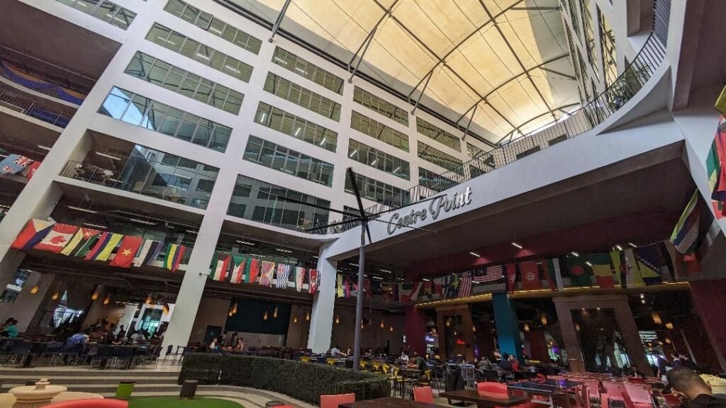 マレーシアのAPU大学に正規留学されているY.F.さんが撮影した夜のAPU大学内部の様子